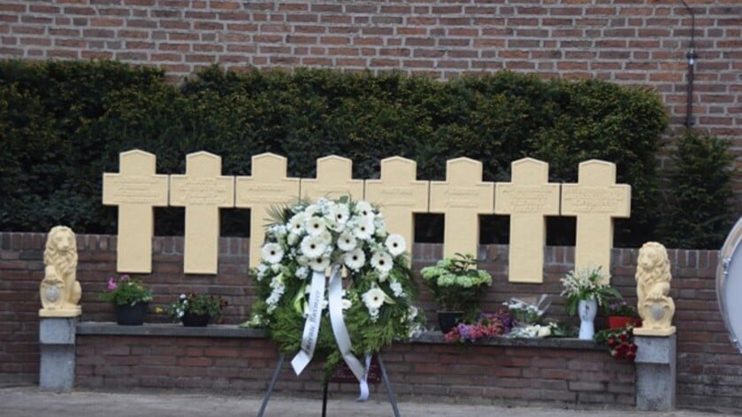 Het oorlogsmonument in Vierlingsbeek is een uit bakstenen opgetrokken gedenkmuur met acht kruisen van witte natuursteen. 