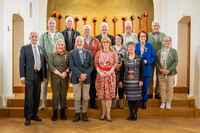 Jac Willems (bovenste rij tweede van links) samen met de andere 'leden' en burgemeester. 