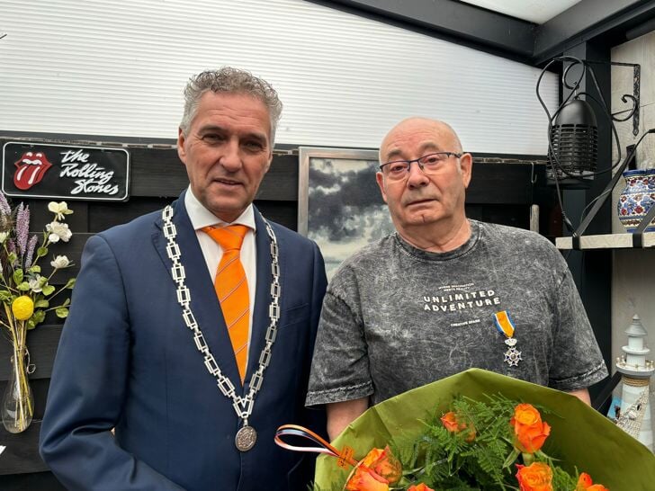 Een dolblije Willy poseert met burgemeester Teunissen