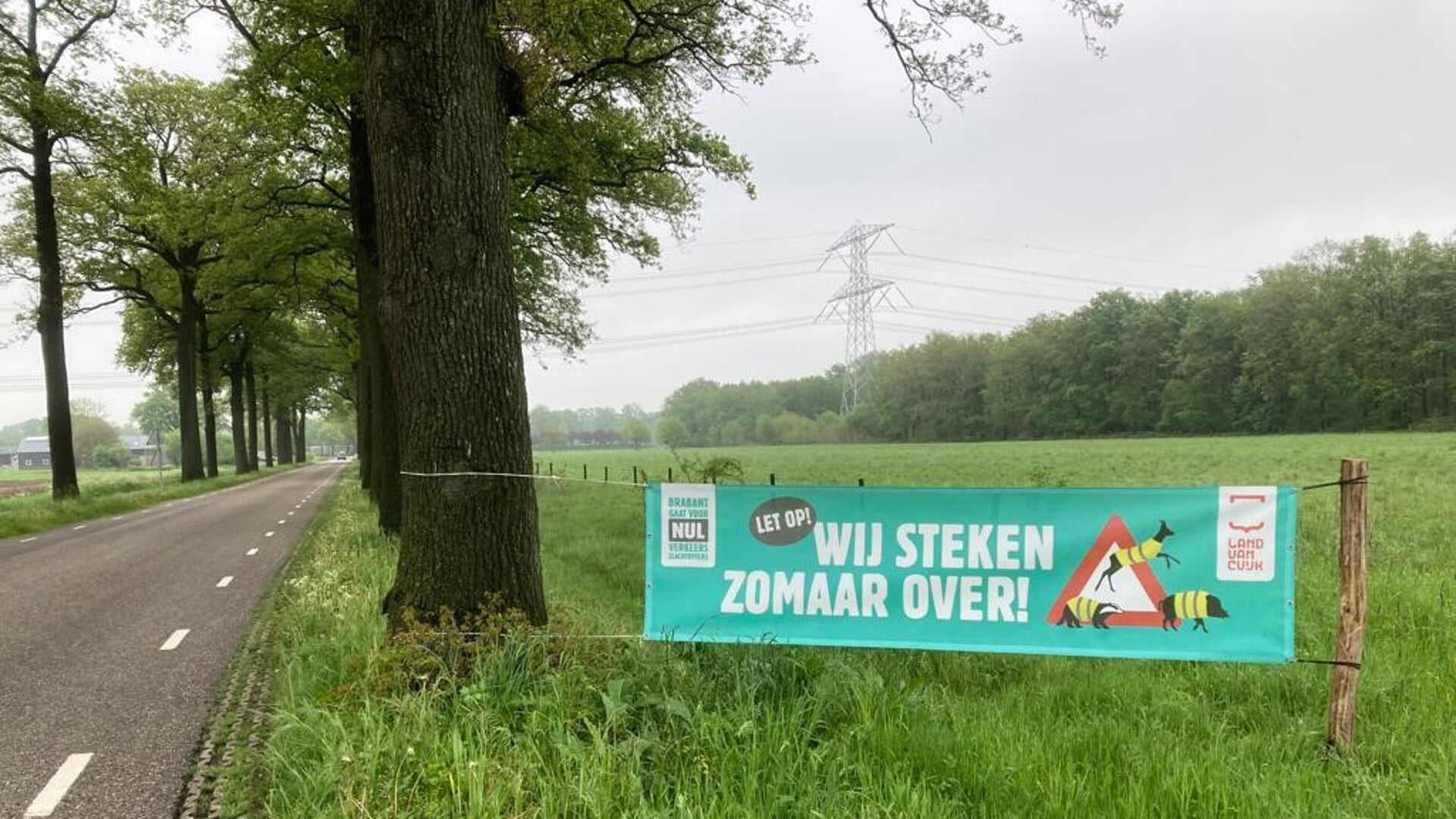 De banner 'Let op wild; wij steken zomaar over’ is op meerdere plekken in het  Land van Cuijk geplaatst. 
