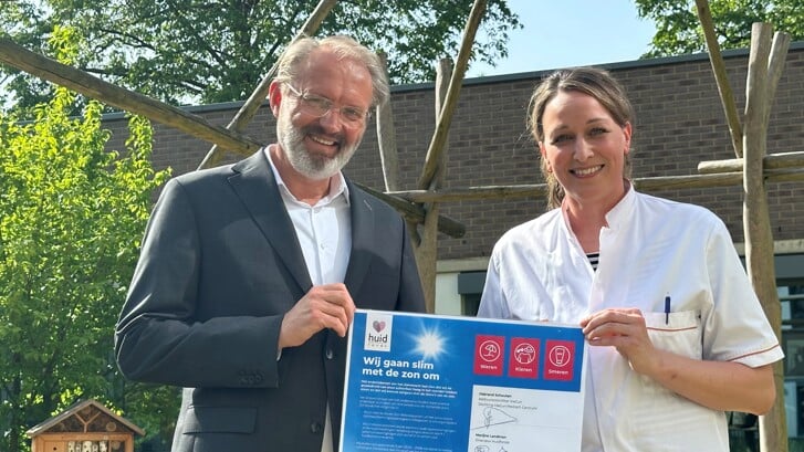  IJsbrand Schouten en Karen van Poppelen tonen trots het ondertekende Zonvenant.