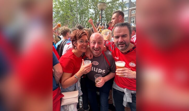 Rob Arts (midden) gaat samen met twee andere PSV-fans, Monique en Mark Nabuurs uit Vierlingsbeek, uit zijn dak in hartje Eindhoven. 
