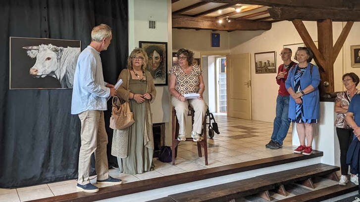 Galeriehouder Claus Burgers in gesprek met Brita Seifert en Mariet Baartz