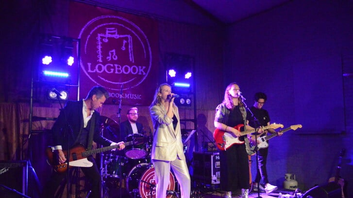 Logbook presenteert eind mei het eerste nummer van de band.