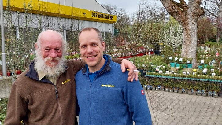 Frits Seelen en zijn zoon Hugo in hun plantencentrum in Berlijn.