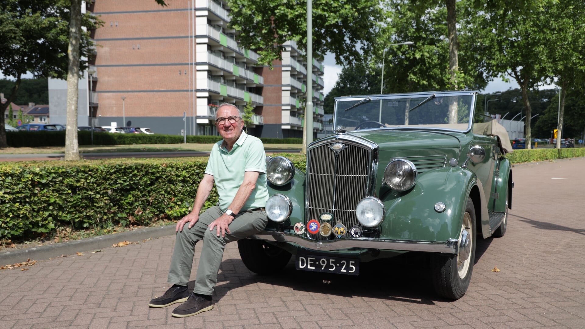 Henk Achten met zijn trots: een zelfgerestaureerde Wolseley.