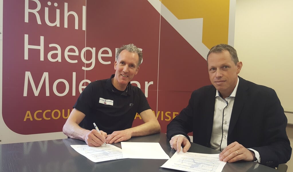 Freddie de Vries (rechts) en voorzitter Brendan Rijsdijk ondertekenen het contract.
