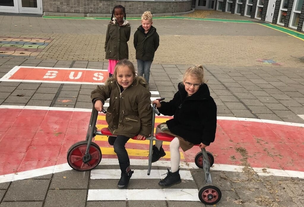 De kinderen zijn blij met hun verkeersplein
