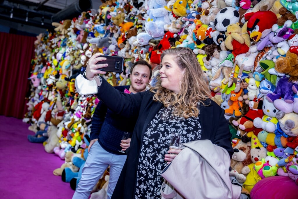 Wethouder Anne Thielen maakte vrijdagmiddag tijdens de opening een van de eerste selfies voor de knuffelwand van het museum.