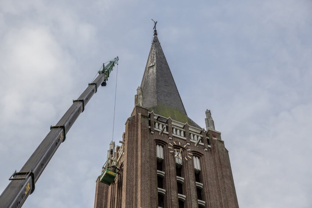 Hoog werk aan de toren van de Grote Kerk. Foto: Jolijn van Goch.