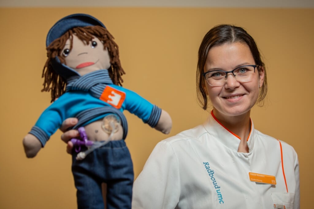 Kinderchirurg Sanne Botden met een van de door haar moeder Ans gemaakte poppen.