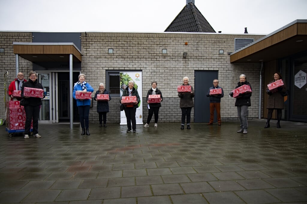 Vrijwilligers van de Zonnebloem met hun kerstpakketten. Foto: Antoon Jeuken.