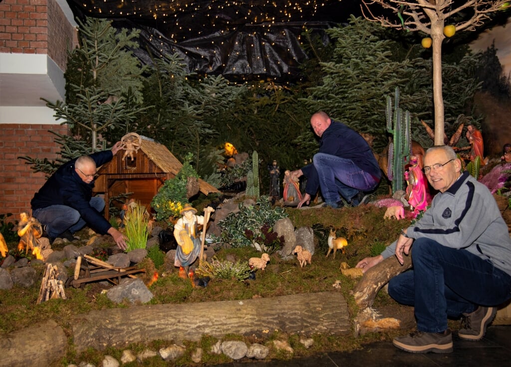 Wim Custers, Leo Pouwels en Frans Jenniskens leggen de laatste hand aan de kerststal in de Paterskerk in Venray.