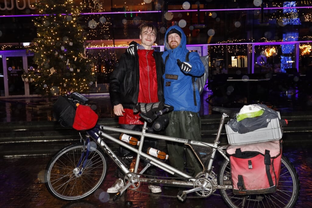 Joris Seegers en Jannes Liebers maakten maandagavond een tussenstop bij de schouwburg in het centrum van Venray.