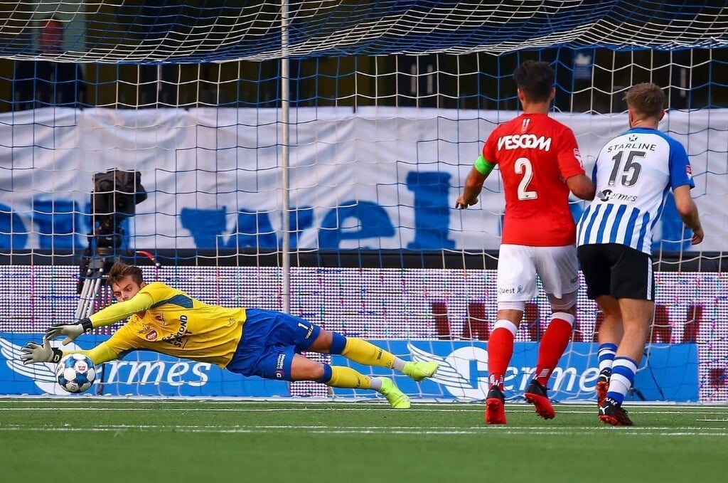 Doelman Stijn van Gassel houdt zijn ploeg op de been in het duel met FC Eindhoven.
