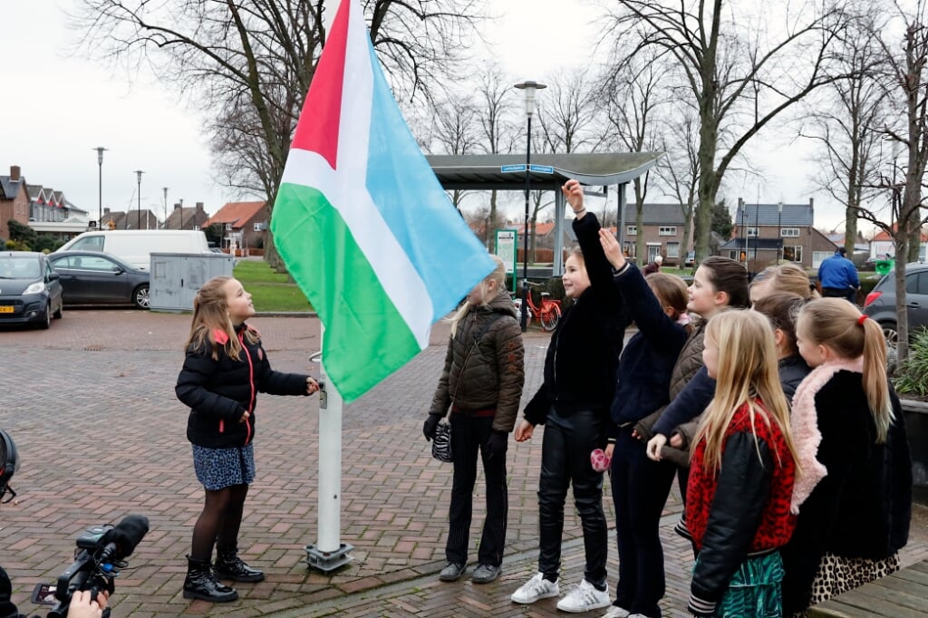 Ysselsteyn viert feest met nieuwe vlag en wimpel. De winnende ontwerpster van de wimpel is Sare Hendriks (links). 