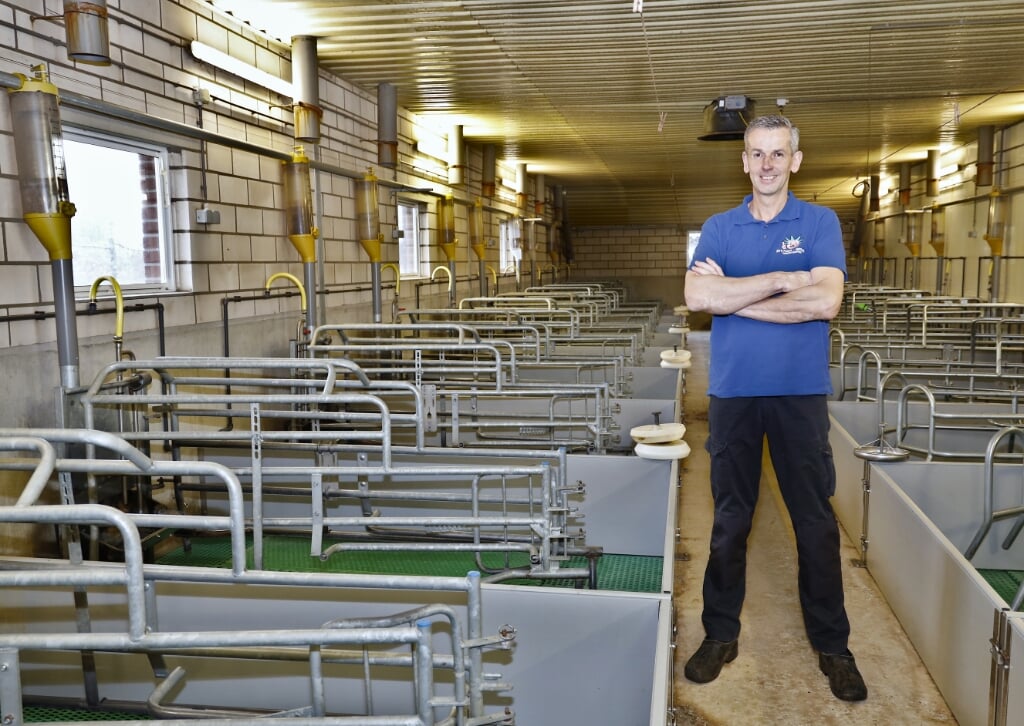 Rob Poels in een van de lege stallen van zijn varkenshouderij in Smakt.