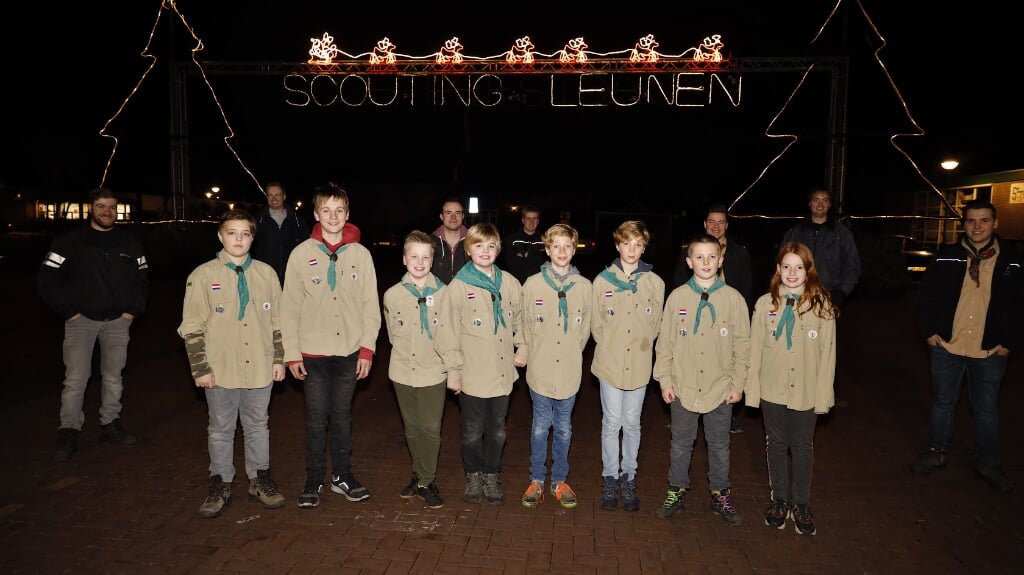 Scouting Leunen bouwde deze week vol enthousiasme aan de steunbetuiging op het dorpsplein.