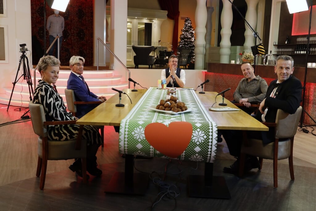 Gert Janssen, Helga Cornelissen, Rob Poels en Jeroen Ewalts aan tafel bij Rob van Lieshout in de talkshow Hart voor Venray. 