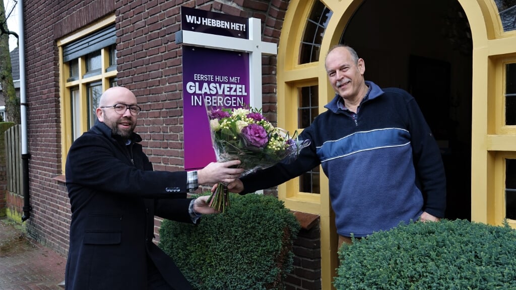 Lauran van den Bogaart feliciteert Frans Thonen met de eerste glasvezelaansluiting in gemeente Bergen