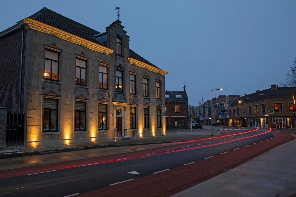Het Poelshuis in Venray is sfeervol verlicht.