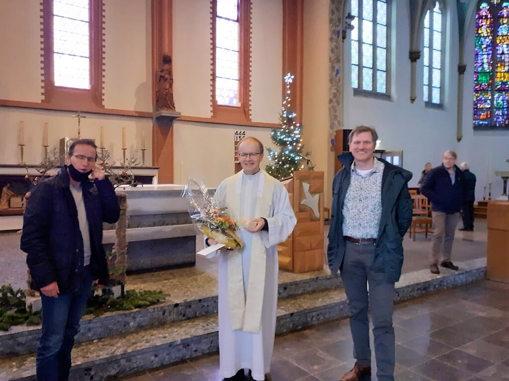 Pastoor Theo Miedema na afloop van de eucharistieviering samen met Toon Loonen, vicevoorzitter van het kerkbestuur.