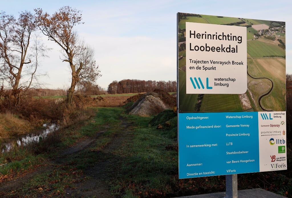 Met een bord maakt Waterschap Limburg als projectleider melding van de herinrichting van het Loobeekdal. 