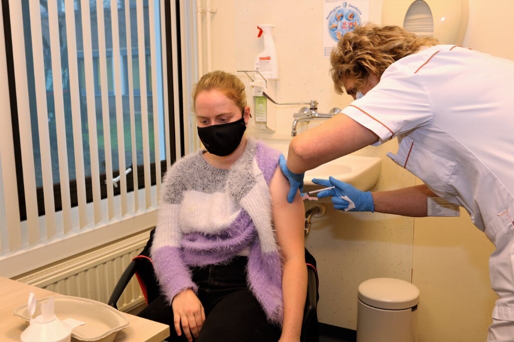 Verpleegkundige Celine Smeijers uit Overloon kreeg woensdag als een van de eerste medewerkers van VieCuri een vaccin.