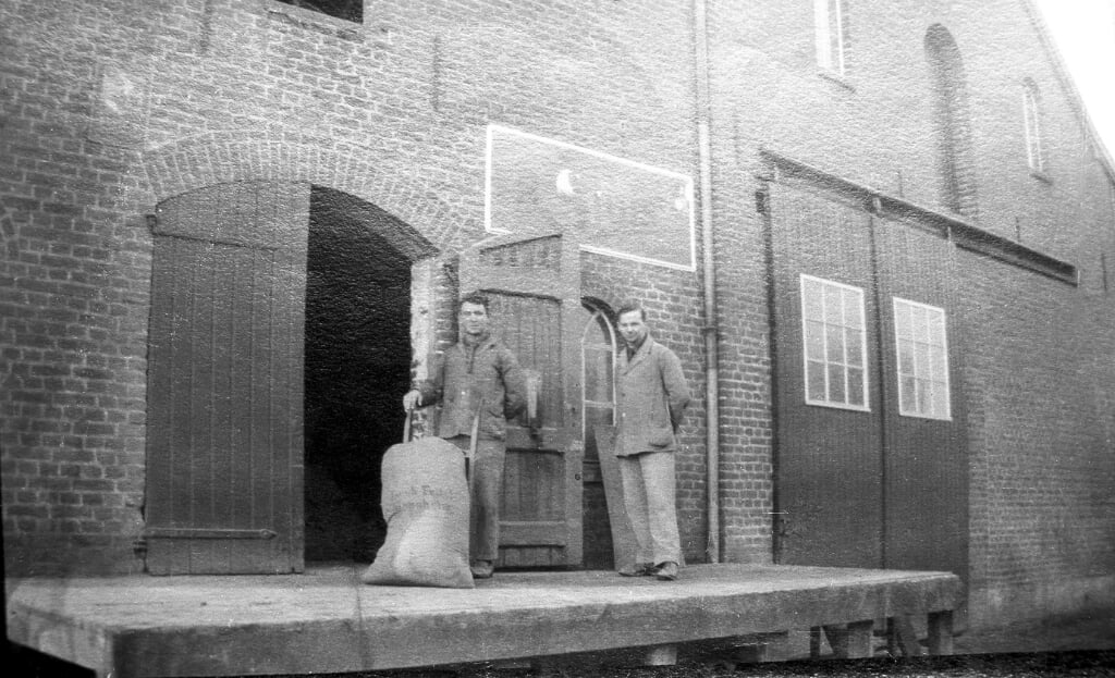 De foto uit 1930 bij Van de Voort's graanhandel met Piet Bonants (links) en zijn broer Martien.