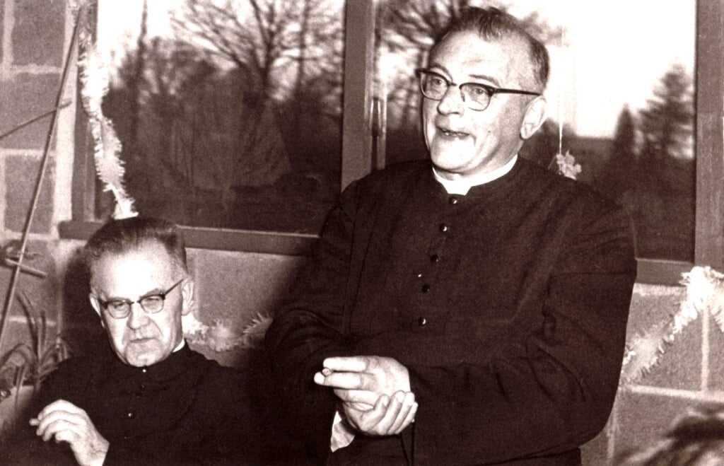 Pastoor Geurts (r.) en zijn opvolger pastoor Litjens bij het afscheid van pastoor Geurts in 1962.