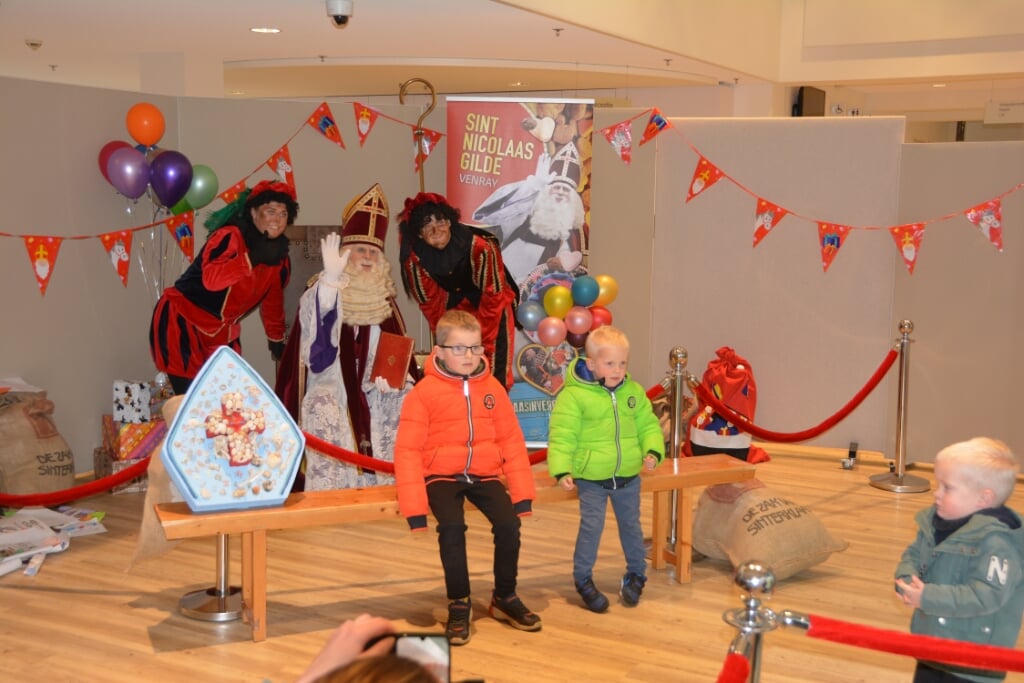 Samen met Sinterklaas en twee van zijn pieten op de foto in het gemeentehuis. 