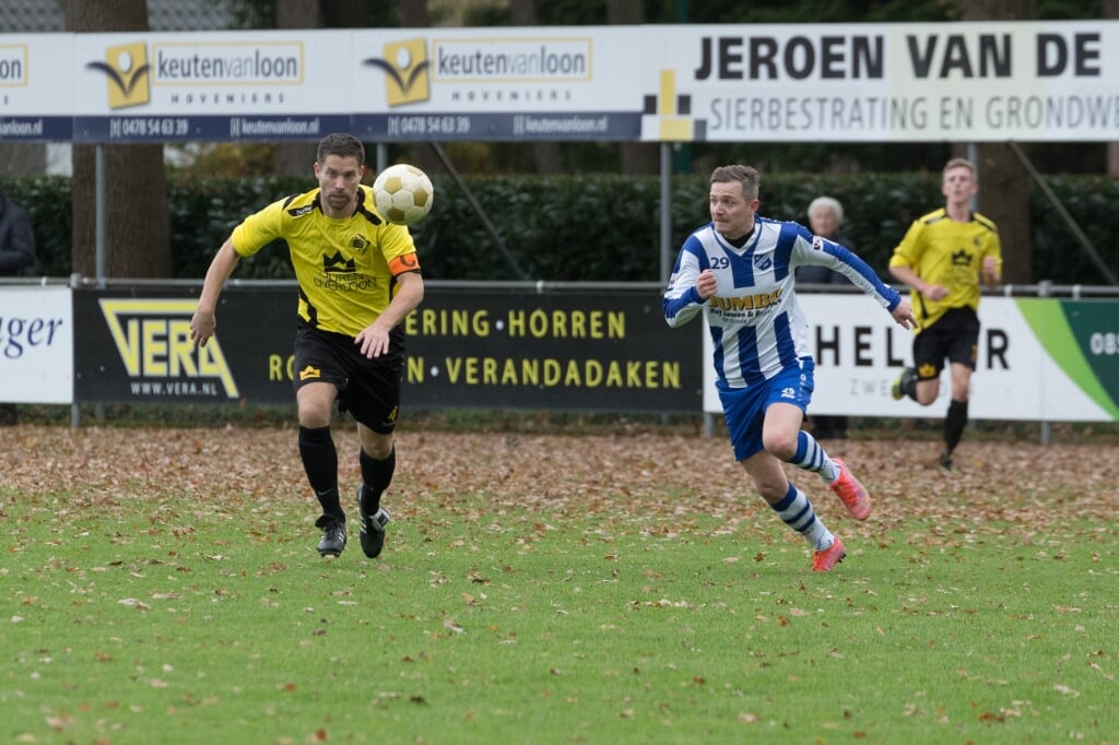 Wout Janssen (links) in gevecht om de bal met een speler van Chevremont 