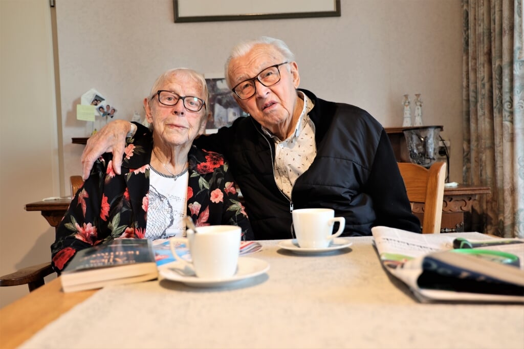 Annie en Thei Swemers zijn ook na 65 jaar huwelijk nog steeds dol op elkaar.