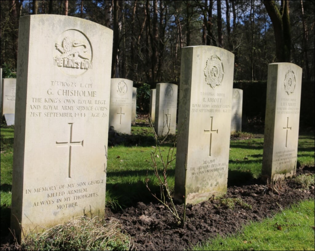 De graven van George Chisholme, Roy Abbott en Lionel Abbott op de Overloon War Cemetery.
