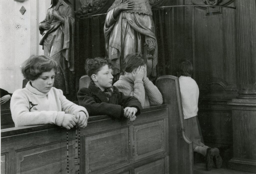 Kinderen in de kerkbank van de St. Petrus' Bandenkerk. 
