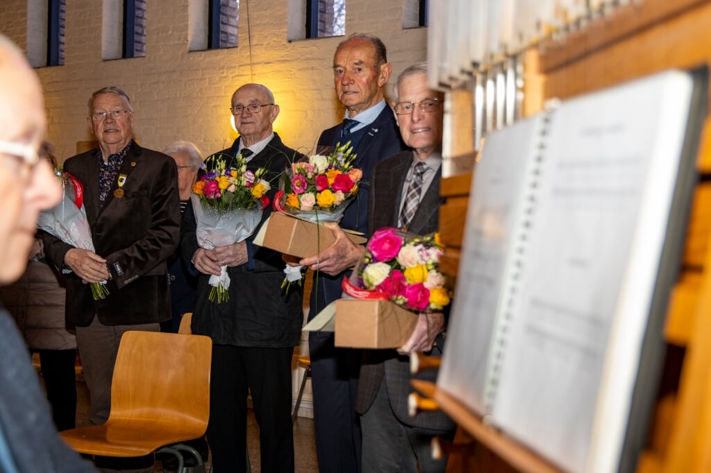 De jubilarissen Toon de Jong, Jeu van de Winkel, Cel van de Winkel en Wim van Kempen (v.l.n.r.) stralen na afloop van de dienst in de Sint-Jozefkerk in Smakt. 