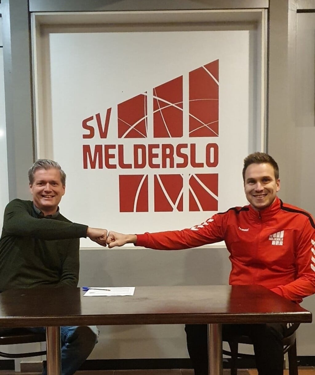 Freek Thoone (rechts) heeft zijn contract met één jaar verlengd bij Melderslo.