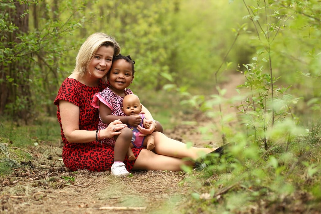 Adoptieouder Susan Janssen met haar dochter Palesa.  