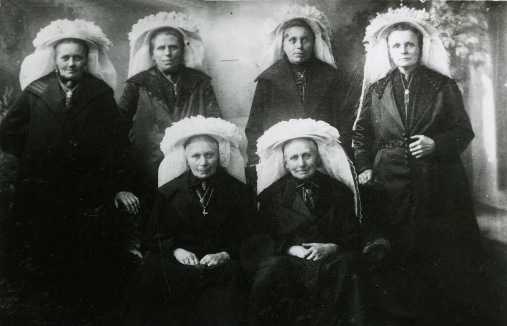 De gezusters Friesen rond 1914. Staand v.l.n.r.: Drina; Drika; Marie; Allegonda. Zittend v.l.n.r.: Nel; Mien.