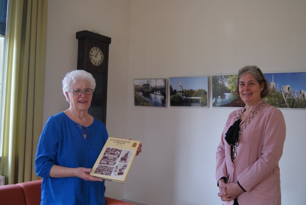 Ria Guldemond toont trots het boek 'Een eeuw Heemstede'. Rechts burgemeester Astrid Nienhuis.  