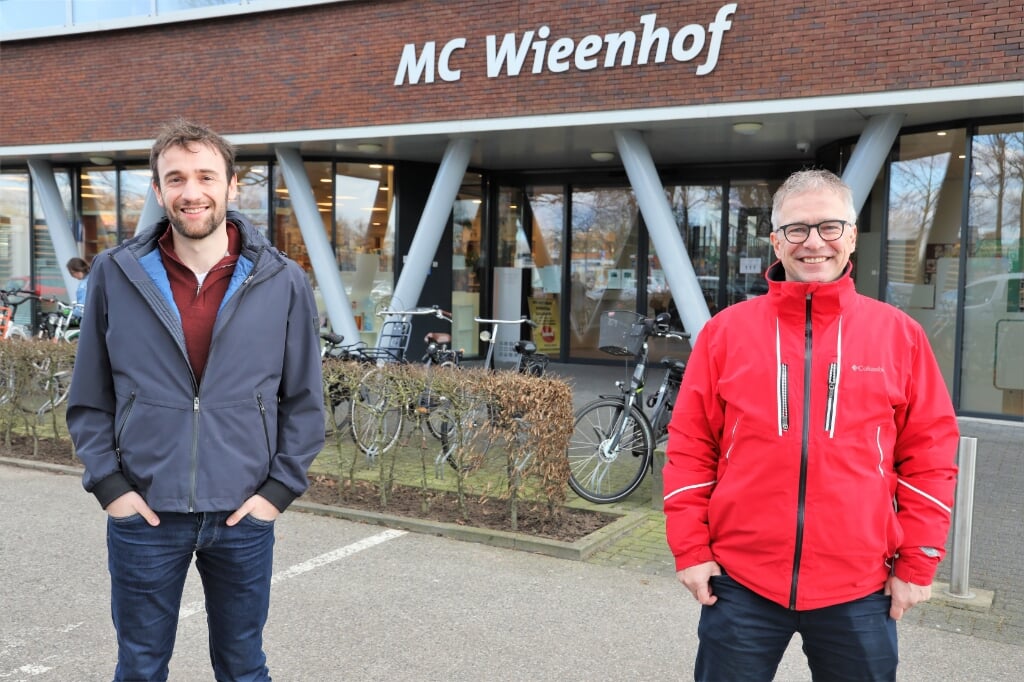 Silvio Erkens (links) en Wim De Schryver bij de huisartsenpost in Venray.