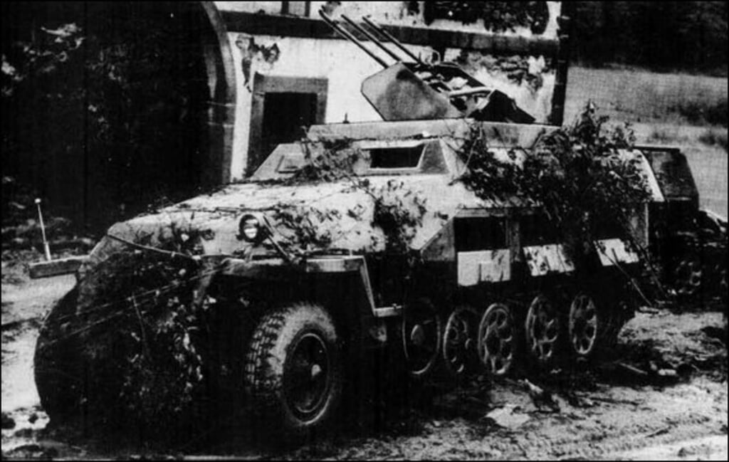 Hanomag Sd.Kfz 251/21 – Duitse half-track met het drie-loops 15 mm-machinegeweer.