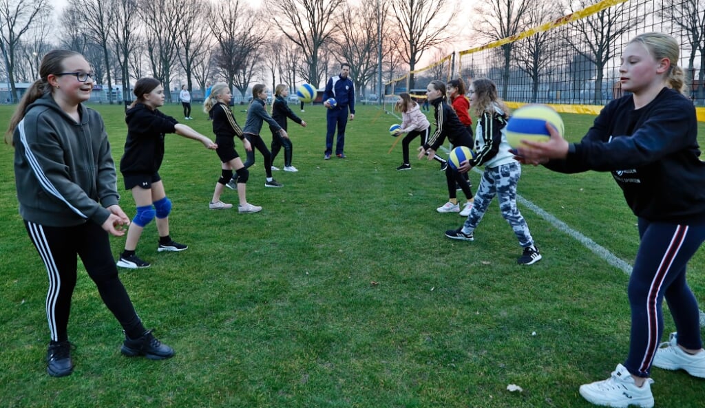 Ook de jeugdleden van volleybalvereniging ActiveRooy werkten zich woensdagavond in het zweet tijdens de eerste training op een veld van SV Venray. 