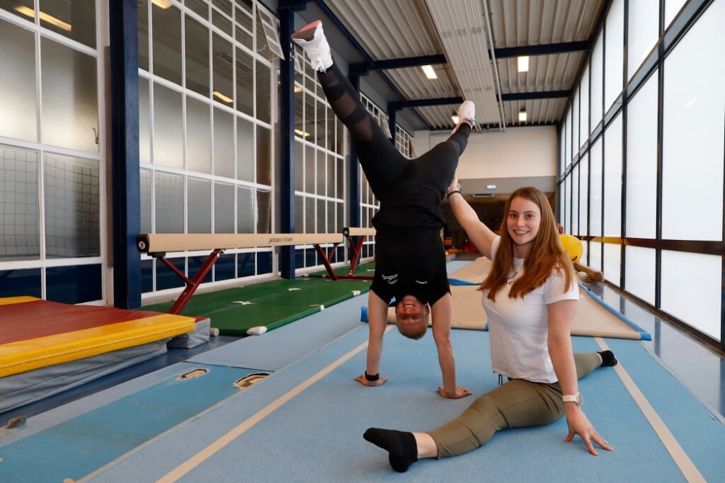 Amy van Broekhoven (rechts) en Jaimy Claessens hopen snel weer te kunnen trainen in de zaal.