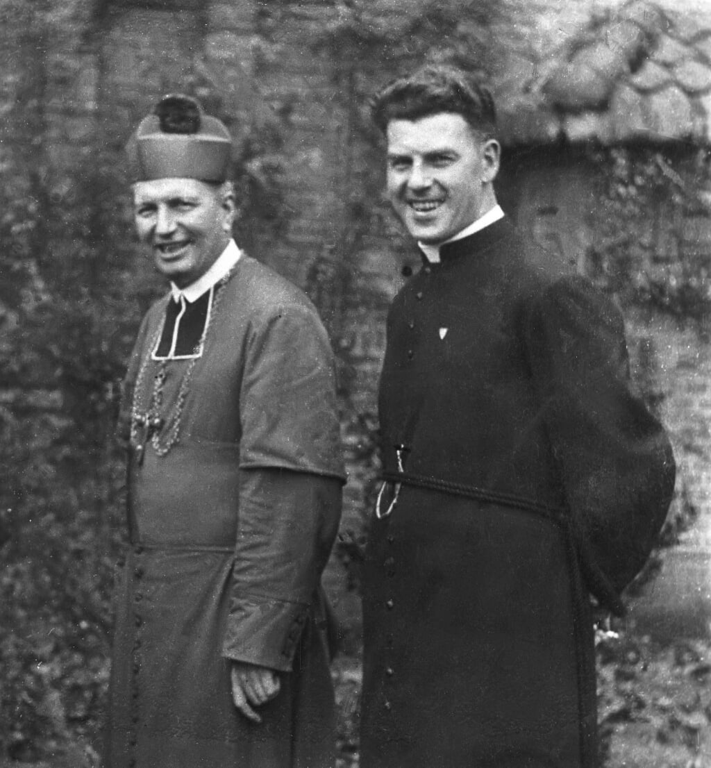Foto van Mgr. Lemmens en Wim Voesten in 1932.