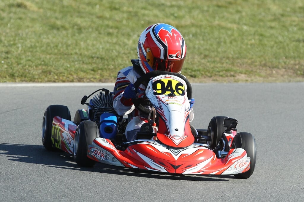 Finn Rossen racet als jongen van negen jaar oud over het circuit.