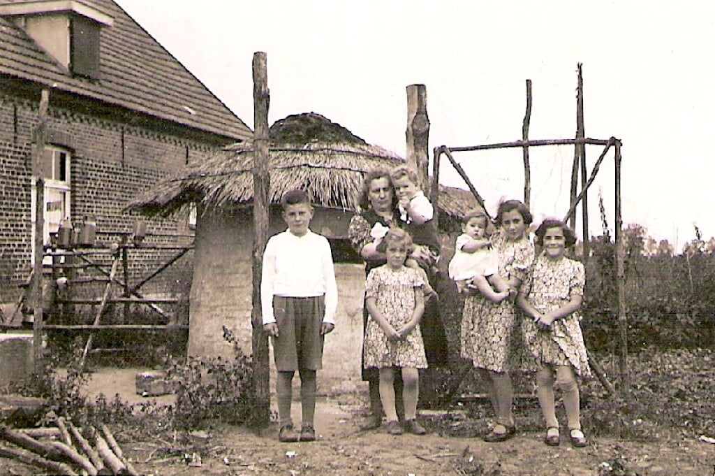 De familie Tacken bij boerderij Pâsserpláts in Castenray.