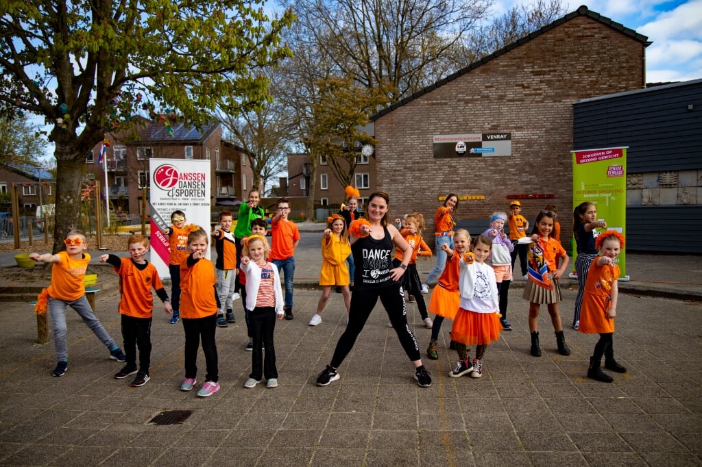 De groep kinderen danste vol enthousiasme onder leiding van Jorianne Janssen.