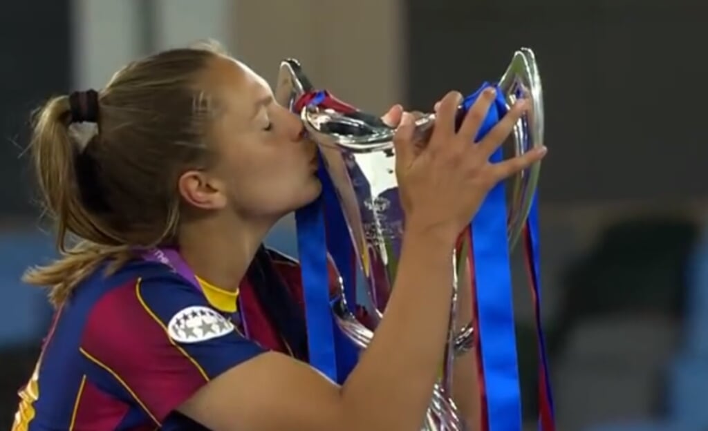 Lieke Martens met de door haar zo felbegeerde Champions Leaguetrofee