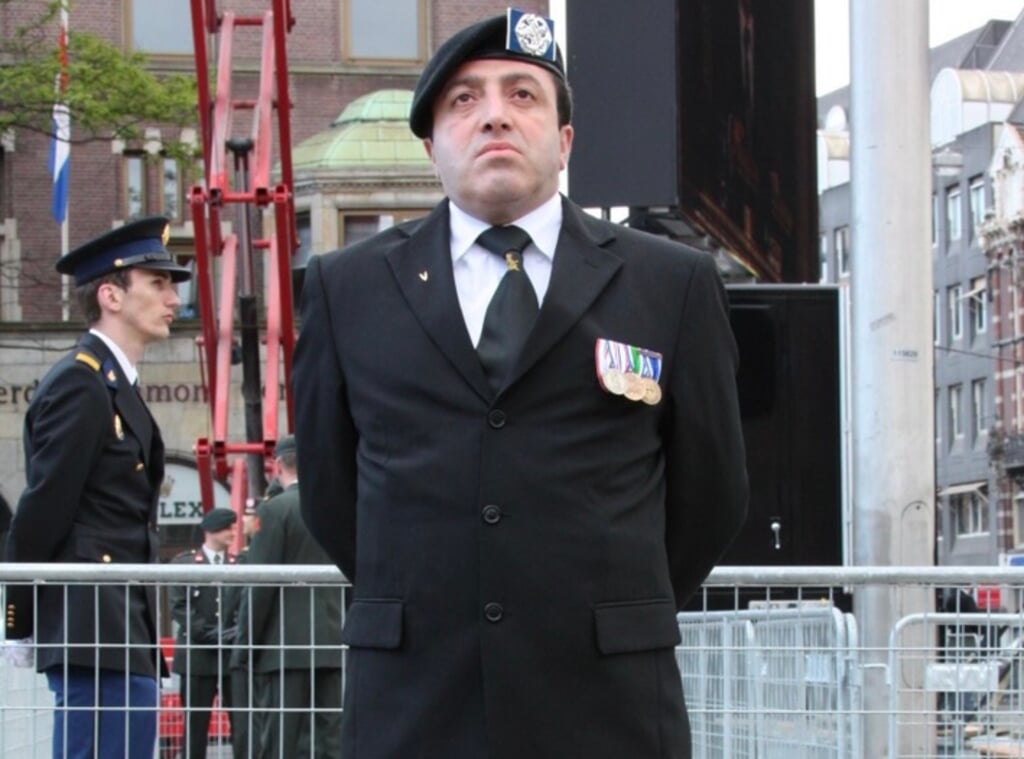 Ali Kabak op de Dam in Amsterdam tijdens de jaarlijkse Dodenherdenking. 